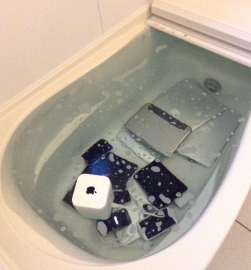 將男友蘋果丟浴缸