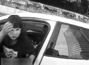 女司機(jī)敷面膜開車