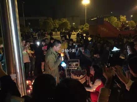 溫州霸氣女生胡曉荷向男友陳獻(xiàn)靜求婚