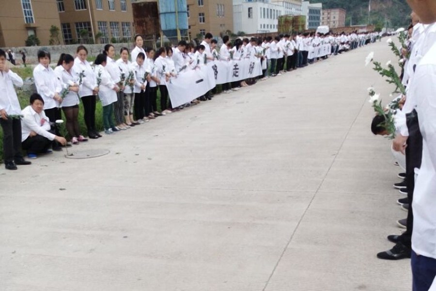 老板強迫員工送葬