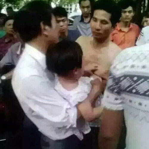 男子偷搶小孩遭圍堵