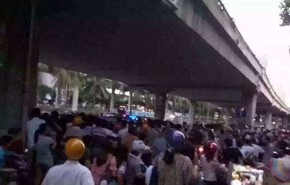 男子偷搶小孩遭圍堵