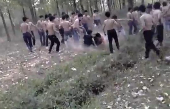 數(shù)百中學(xué)生赤膊群毆