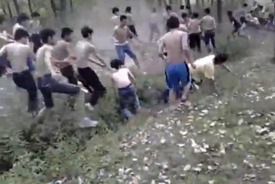 數百中學生赤膊群毆