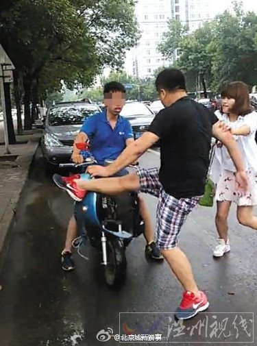 黑衣男子攔路搶車(chē)