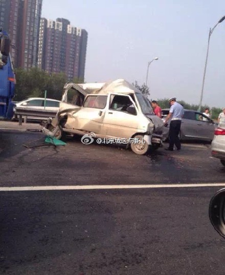 京承高速出口車(chē)禍現(xiàn)場(chǎng)圖片