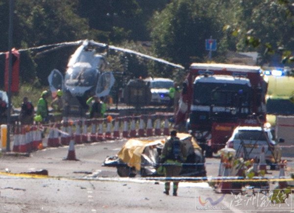 英國一架飛機表演時墜毀