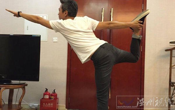 鄧超曬高難度瑜伽動作