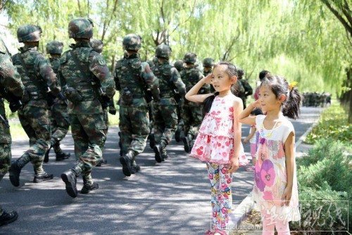 中國萌娃向解放軍敬禮