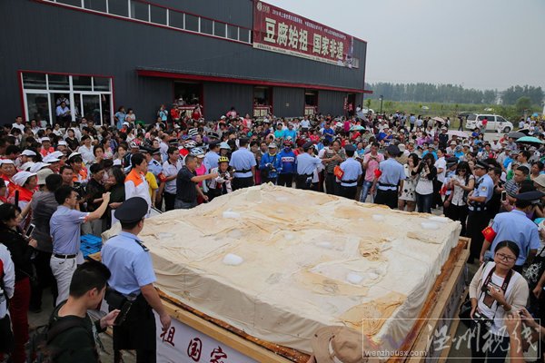 8噸重超大豆腐被瓜分