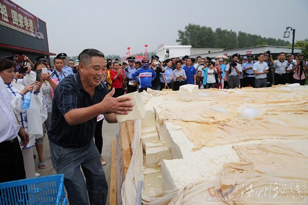 市民把豆腐切成一小塊