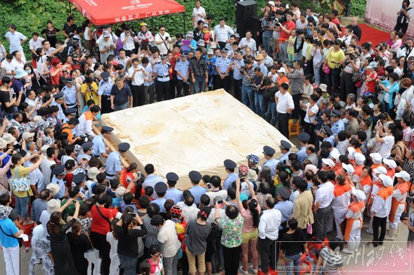 8噸重超大豆腐現場照片