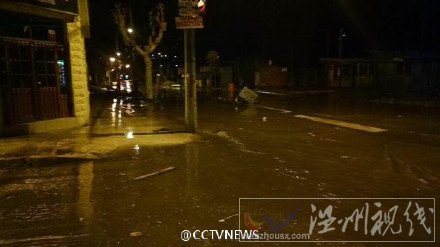 海嘯已經涌向海岸邊