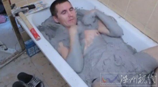 俄羅斯男子泡水泥澡