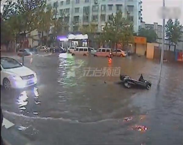 騎車跌倒無人扶