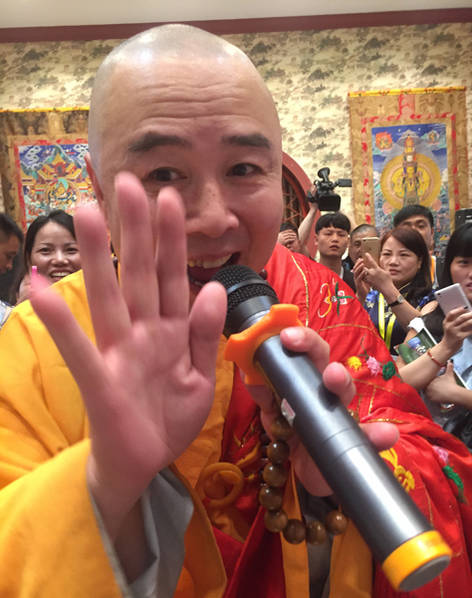 徐少華穿袈裟撈金