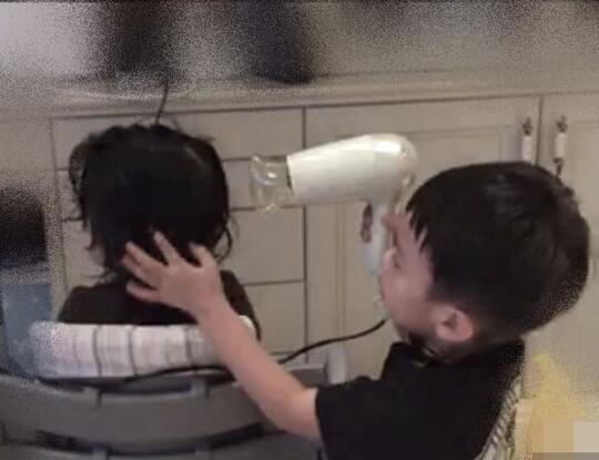 等等為小花吹頭發(fā)