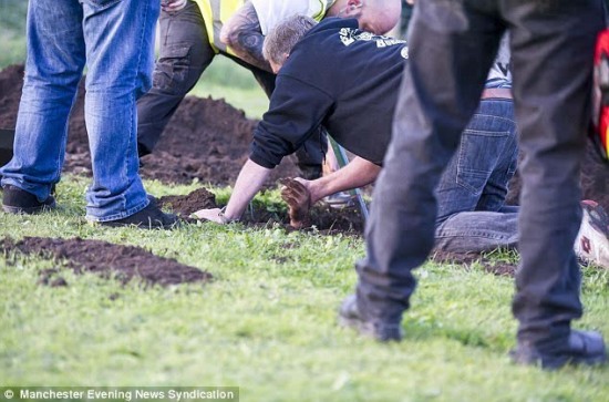 逃生大師表演失敗 被活埋1.8米深坑