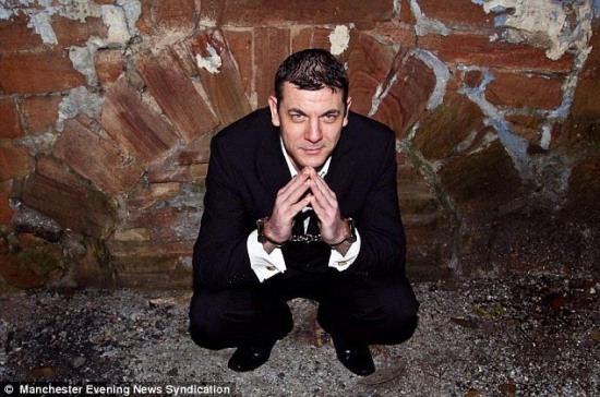 逃生大師表演失敗 被活埋1.8米深坑