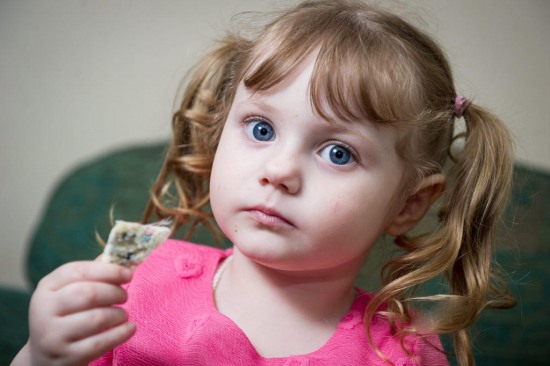 英國4歲女童吃家具成癮