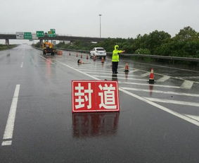 交警為孕婦步行開路