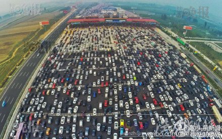 高速上出現(xiàn)大堵車