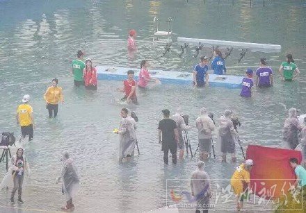 12位明星分6組進行游戲