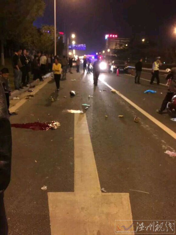 轎車的頭部撞出一大塊缺口