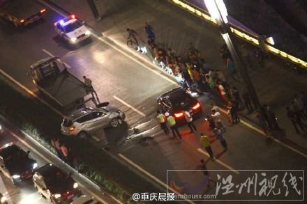 越野車失控側(cè)翻