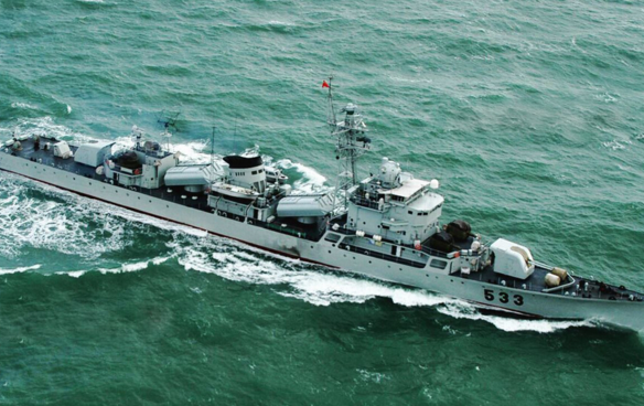 蘭州號導(dǎo)彈艦對闖南沙美艦予以警告