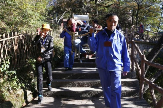 眾人抬轎護送游客