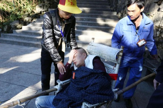 眾人抬轎護送游客