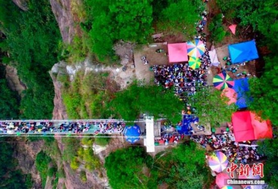 玻璃橋被人潮攻占