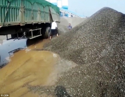 超載車強行卸貨