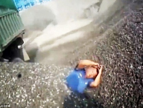 超載車強行卸貨