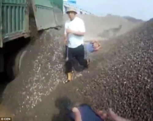 超載車強行卸貨