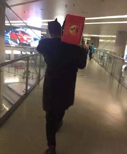 黃曉明肩扛一箱石榴