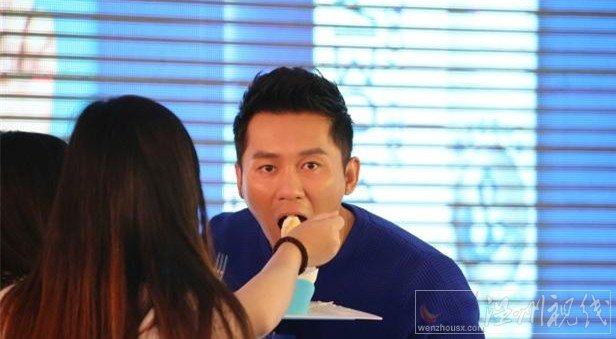 李晨被女粉絲喂食 回家要被范爺罵了