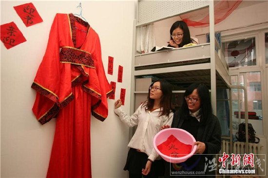 墻上還掛在禮服