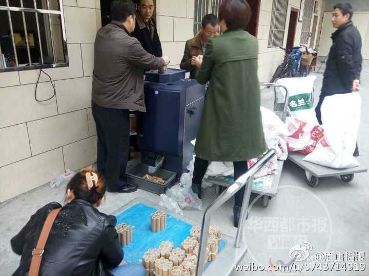 工作人員將硬幣放入機器進行清點