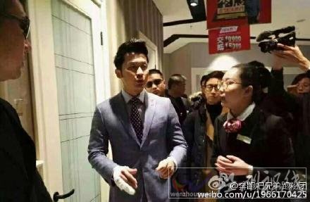 李晨右手受傷還在參加活動