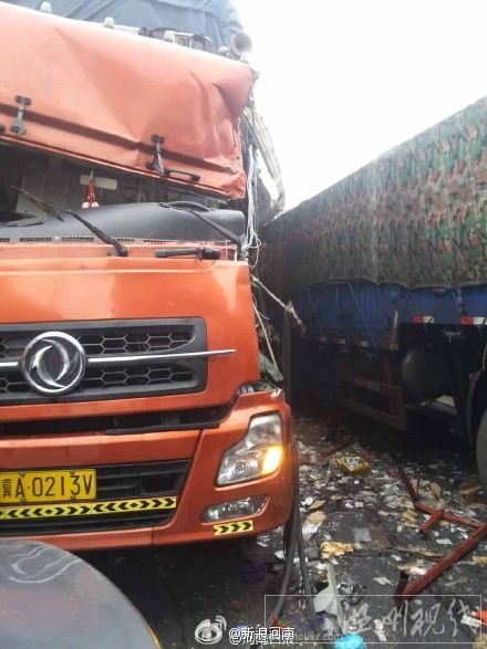 至少7輛大貨車發生追尾