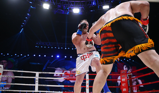 泰森死敵被暴揍