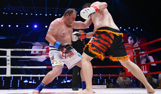 泰森死敵被暴揍