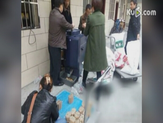 500斤母愛(ài)!單親媽媽扛500斤硬幣為女兒買(mǎi)房