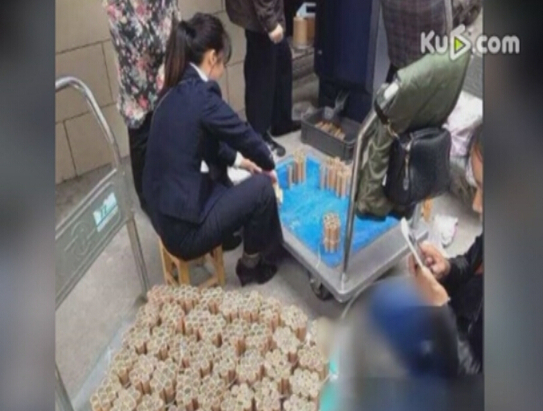 500斤母愛(ài)!單親媽媽扛500斤硬幣為女兒買(mǎi)房