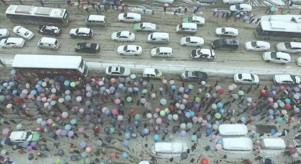 河南暴雪交通堵塞