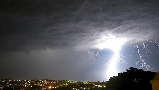 澳洲城市遭閃電擊