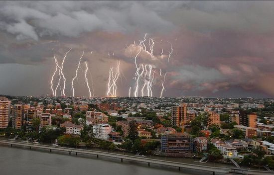 澳洲城市遭閃電擊