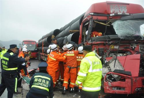 滬昆高速多車追尾
